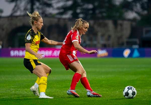 Duel between Rita Schumacher Borussia Dortmund, 10 and Georgia Stanway FC Bayern Muenchen, 31 29 09 2025, Borussia Dortmund FC Bayern München, Frauen, 1 Runde DFB Pokal in Dortmund, Stadion Rote Erde DFL regulations prohibit any use of photographs as image sequences and or quasi video Copyright: HMBxMedia xMarcoxBader