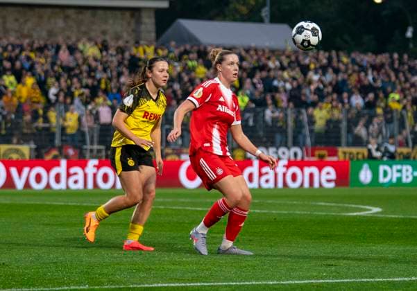 Duel between Yasu Woehrn Borussia Dortmund, 26 and Alara Sehitler FC Bayern Muenchen, 14 29 09 2025, Borussia Dortmund FC Bayern München, Frauen, 1 Runde DFB Pokal in Dortmund, Stadion Rote Erde DFL regulations prohibit any use of photographs as image sequences and or quasi video Copyright: HMBxMedia xMarcoxBader