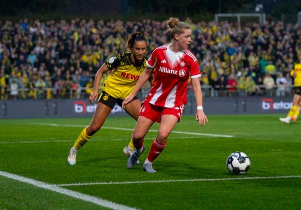 duel between Jasmin Jabbes Borussia Dortmund, 5 and Jenske Steenwijk Borussia Dortmund, 3 29 09 2025, Borussia Dortmund FC Bayern München, Frauen, 1 Runde DFB Pokal in Dortmund, Stadion Rote Erde DFL regulations prohibit any use of photographs as image sequences and or quasi video Copyright: HMBxMedia xMarcoxBader