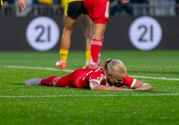 Pernille Harder FC Bayern Muenchen, 21 lies on the ground 29 09 2025, Borussia Dortmund FC Bayern München, Frauen, 1 Runde DFB Pokal in Dortmund, Stadion Rote Erde DFL regulations prohibit any use of photographs as image sequences and or quasi video Copyright: HMBxMedia xMarcoxBader