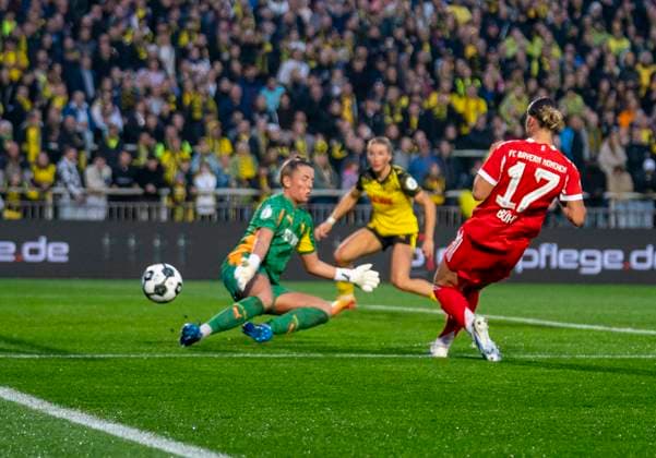 Klara Buehl FC Bayern Muenchen, 17 with a shot on goal by Laura van der Laan Borussia Dortmund, 1 29 09 2025, Borussia Dortmund FC Bayern München, Frauen, 1 Runde DFB Pokal in Dortmund, Stadion Rote Erde DFL regulations prohibit any use of photographs as image sequences and or quasi video Copyright: HMBxMedia xMarcoxBader