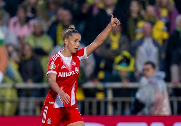 Giulia Gwinn FC Bayern Muenchen, 7 with a thumbs up 29 09 2025, Borussia Dortmund FC Bayern München, Frauen, 1 Runde DFB Pokal in Dortmund, Stadion Rote Erde DFL regulations prohibit any use of photographs as image sequences and or quasi video Copyright: HMBxMedia xMarcoxBader