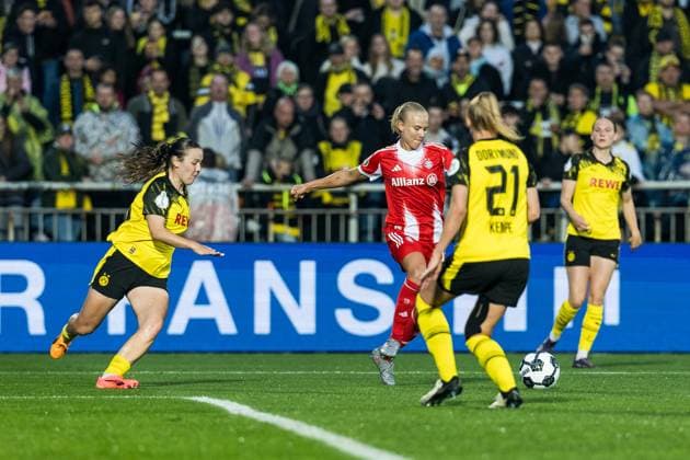 DFB Pokal der Frauen, Borussia Dortmund FC Bayern München 29 09 2025 Pernille Harder FC Bayern München, 21 kicks the 0 2 DFB Pokal der Frauen, Borussia Dortmund FC Bayern München Dortmund, Stadion Rote Erde on 29 09 2025 DFB REGULATIONS PROHIBIT ANY USE OF PHOTOGRAPHS AS IMAGE SEQUENCES AND OR QUASI VIDEO Copyright: xBEAUTIFULxSPORTS Wunderlx
