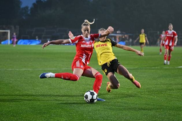 Giulia Gwinn FC Bayern , li , against Ann Sophie Vogel BVB 29 09 2025, Football, DFB Pokal Women 2025 26, 1 round Borussia Dortmund FC Bayern München DFB regulations prohibit any use of photographs as image sequences and or quasi video Dortmund Stadion Rote Erde Nordrhein Westfalen Germany Team2