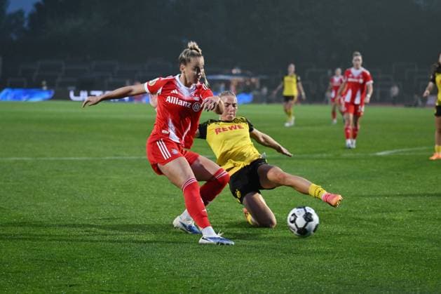 Giulia Gwinn FC Bayern , li , against Ann Sophie Vogel BVB 29 09 2025, Football, DFB Pokal Women 2025 26, 1 round Borussia Dortmund FC Bayern München DFB regulations prohibit any use of photographs as image sequences and or quasi video Dortmund Stadion Rote Erde Nordrhein Westfalen Germany Team2