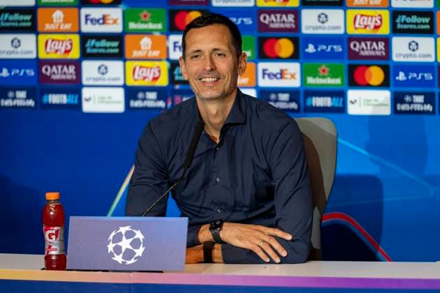 Eintracht Frankfurt Training Session And press conference, PK, Pressekonferenz - UEFA Champions League 2025 26 League Phase MD2 Dino Toppmoller, Head Coach of Eintracht Frankfurt, speaks during the Press Conference ahead of the UEFA Champions League 2024 25 match against Atletico de Madrid at Estadio Riyadh Air Metropolitano on September 29, 2025 in Madrid, Spain. Madrid Estadio Riyadh Air Metropolitano Madrid Spain Copyright: xAlbertoxGardinx AGardin_20250929_Foot_Cha_EinFra_Press_0114