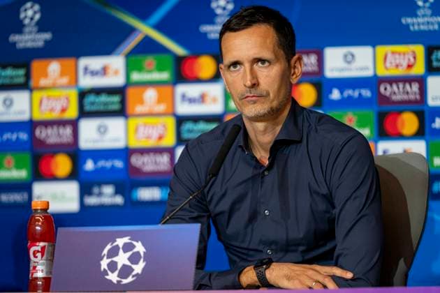Eintracht Frankfurt Training Session And press conference, PK, Pressekonferenz - UEFA Champions League 2025 26 League Phase MD2 Dino Toppmoller, Head Coach of Eintracht Frankfurt, speaks during the Press Conference ahead of the UEFA Champions League 2024 25 match against Atletico de Madrid at Estadio Riyadh Air Metropolitano on September 29, 2025 in Madrid, Spain. Madrid Estadio Riyadh Air Metropolitano Madrid Spain Copyright: xAlbertoxGardinx AGardin_20250929_Foot_Cha_EinFra_Press_0115