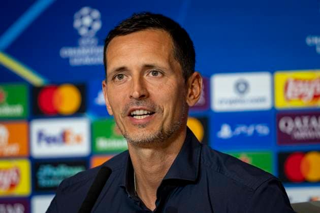 Eintracht Frankfurt Training Session And press conference, PK, Pressekonferenz - UEFA Champions League 2025 26 League Phase MD2 Dino Toppmoller, Head Coach of Eintracht Frankfurt, speaks during the Press Conference ahead of the UEFA Champions League 2024 25 match against Atletico de Madrid at Estadio Riyadh Air Metropolitano on September 29, 2025 in Madrid, Spain. Madrid Estadio Riyadh Air Metropolitano Madrid Spain Copyright: xAlbertoxGardinx AGardin_20250929_Foot_Cha_EinFra_Press_0118