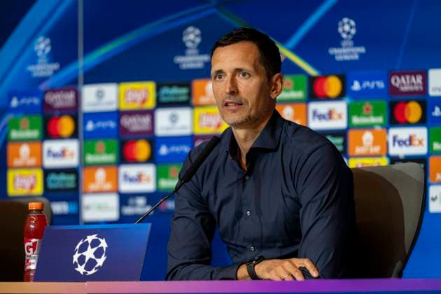 Eintracht Frankfurt Training Session And press conference, PK, Pressekonferenz - UEFA Champions League 2025 26 League Phase MD2 Dino Toppmoller, Head Coach of Eintracht Frankfurt, speaks during the Press Conference ahead of the UEFA Champions League 2024 25 match against Atletico de Madrid at Estadio Riyadh Air Metropolitano on September 29, 2025 in Madrid, Spain. Madrid Estadio Riyadh Air Metropolitano Madrid Spain Copyright: xAlbertoxGardinx AGardin_20250929_Foot_Cha_EinFra_Press_0122