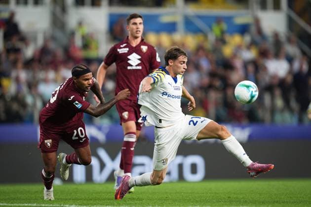 Parma s Gaetano Oristanio fights for the ball with Torino s Valentino Lazaro during the Serie A soccer match between Parma and Torino at Ennio Tardini Stadium in Parma, North Italy, Monday, September 29, 2025. Soccer  Copyright: xMassimoxPaolone LaPressex