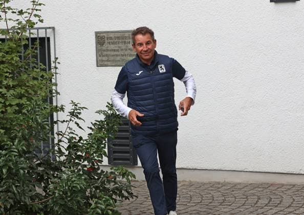 Football, Men, 3 Liga, Season 2025 2026, TSV 1860 Munich, Training, Secret training Gernot Mang, President TSV 1860 Munich comes out of the office
