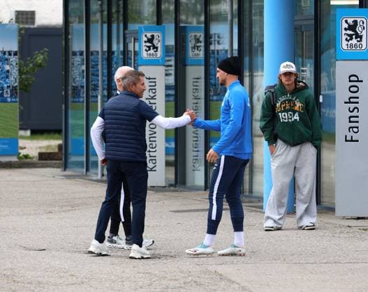 Football, Men, 3 Liga, Season 2025 2026, TSV 1860 Munich, Training, Secret training Gernot Mang, President TSV 1860 Munich left with Maximilian Wolfram TSV 1860 Munich right Greeting, high-five before training