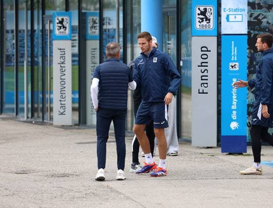 Football, Men, 3 Liga, Season 2025 2026, TSV 1860 Munich, Training, Secret training Gernot Mang, President TSV 1860 Munich left with Siemen Voet TSV 1860 Munich right Greeting, high-five before training