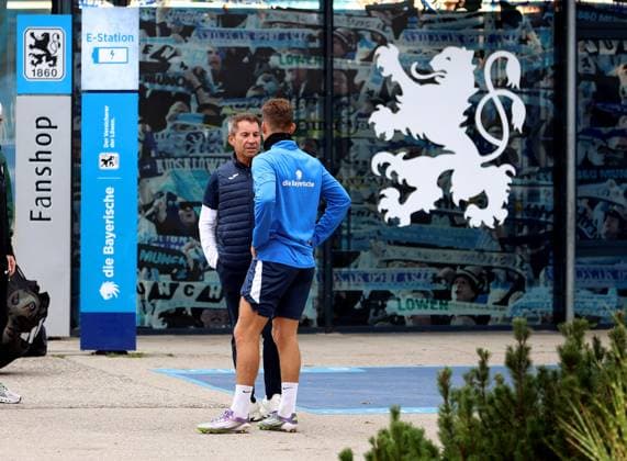 Football, Men, 3 Liga, Season 2025 2026, TSV 1860 Munich, Training, Secret training Gernot Mang, President TSV 1860 Munich left with Florian Niederlechner TSV 1860 Munich right in conversation