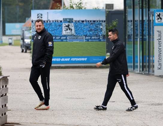 Football, Men, 3 Liga, Season 2025 2026, TSV 1860 Munich, Training, Secret training Markus Brzenska, Co-coach TSV 1860 Munich left with Alper Kayabunar, Interim coach TSV 1860 Munich right on the way to the training ground