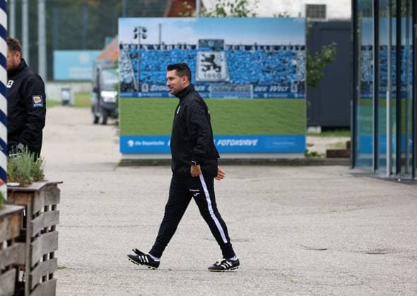 Football, Men, 3 Liga, Season 2025 2026, TSV 1860 Munich, Training, Secret training Alper Kayabunar, Interim coach TSV 1860 Munich on the way to the training ground