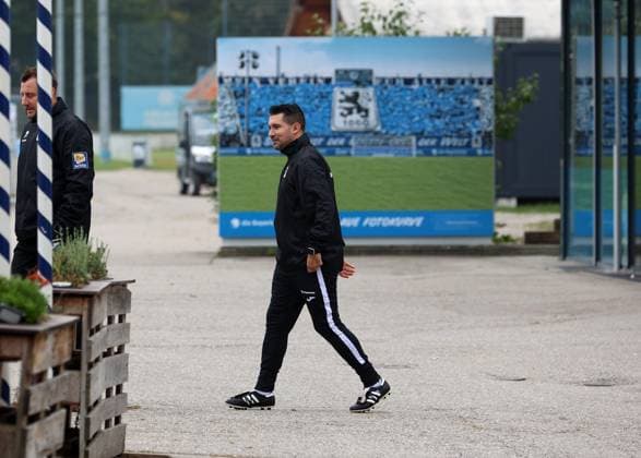 Football, Men, 3 Liga, Season 2025 2026, TSV 1860 Munich, Training, Secret training Alper Kayabunar, Interim coach TSV 1860 Munich on the way to the training ground