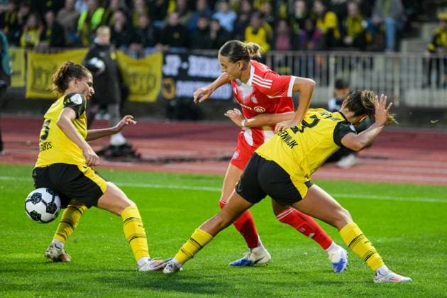 Soccer, Womens DFB Cup, 20250929, BV Borussia Dortmund 09 FC Bayern Munich Pictured from l Jasmin JABBES Dortmund, 5 , Klara BÜHL Bayern, 17 , Jenske STEENWIJK Dortmund, 3 Duel Ball Dortmund Stadion Rote Erde North Rhine-Westphalia Germany Copyright: Passion2Press MarkusxFischerx