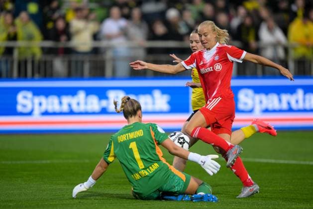 Soccer, Womens DFB Cup, 20250929, BV Borussia Dortmund 09 FC Bayern Munich Pictured from l Goalkeeper Laura VAN DER LAAN Dortmund, 1 , Pernille HARDER Bayern, 21 fails Dortmund Stadion Rote Erde North Rhine-Westphalia Germany Copyright: Passion2Press MarkusxFischerx