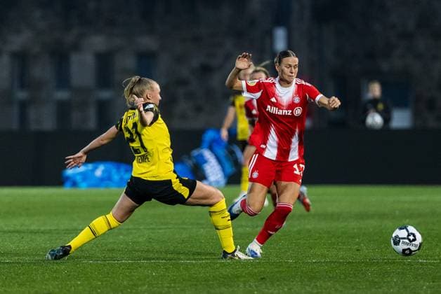 DFB Pokal der Frauen, Borussia Dortmund FC Bayern München 29 09 2025 Zweikampf Frederike Kempe Borussia Dortmund, 21 , Klara Bühl FC Bayern München, 17 DFB Pokal der Frauen, Borussia Dortmund FC Bayern München Dortmund, Stadion Rote Erde am 29 09 2025 DFB REGULATIONS PROHIBIT ANY USE OF PHOTOGRAPHS AS IMAGE SEQUENCES AND OR QUASI VIDEO Copyright: xBEAUTIFULxSPORTS Wunderlx