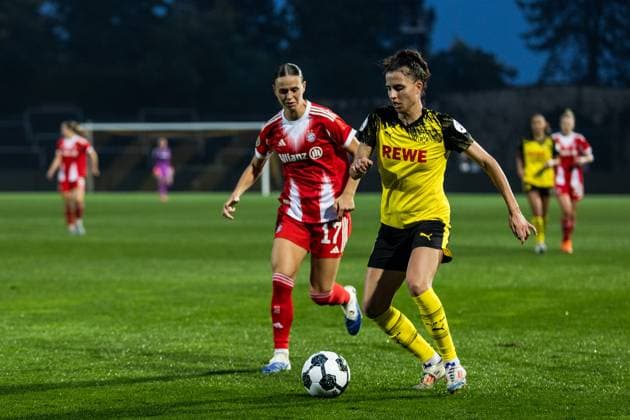 DFB Pokal der Frauen, Borussia Dortmund FC Bayern München 29 09 2025 Zweikampf Klara Bühl FC Bayern München, 17 , Jasmin Jabbes Borussia Dortmund, 5 DFB Pokal der Frauen, Borussia Dortmund FC Bayern München Dortmund, Stadion Rote Erde am 29 09 2025 DFB REGULATIONS PROHIBIT ANY USE OF PHOTOGRAPHS AS IMAGE SEQUENCES AND OR QUASI VIDEO Copyright: xBEAUTIFULxSPORTS Wunderlx