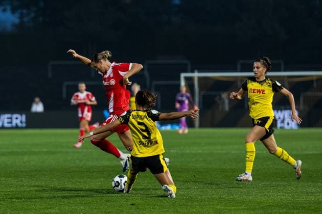 DFB Pokal der Frauen, Borussia Dortmund FC Bayern München 29 09 2025 Zweikampf Klara Bühl FC Bayern München, 17 , Jenske Steenwijk Borussia Dortmund, 3 DFB Pokal der Frauen, Borussia Dortmund FC Bayern München Dortmund, Stadion Rote Erde am 29 09 2025 DFB REGULATIONS PROHIBIT ANY USE OF PHOTOGRAPHS AS IMAGE SEQUENCES AND OR QUASI VIDEO Copyright: xBEAUTIFULxSPORTS Wunderlx