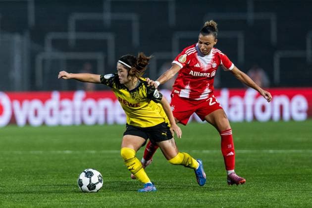 DFB Pokal der Frauen, Borussia Dortmund FC Bayern München 29 09 2025 duel Sara Ito Borussia Dortmund, 14 , Arianna Caruso FC Bayern München, 27 DFB Pokal der Frauen, Borussia Dortmund FC Bayern München Dortmund, Stadion Rote Erde am 29 09 2025 DFB REGULATIONS PROHIBIT ANY USE OF PHOTOGRAPHS AS IMAGE SEQUENCES AND OR QUASI VIDEO Copyright: xBEAUTIFULxSPORTS Wunderlx