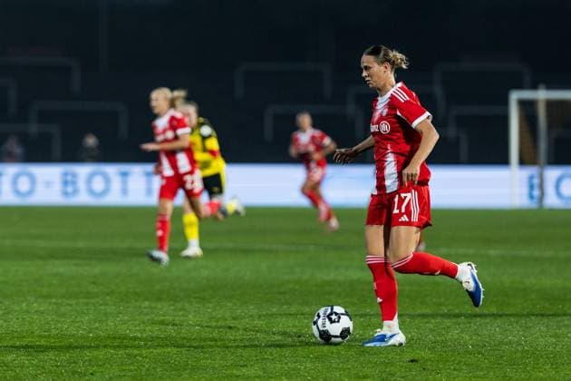 DFB Pokal der Frauen, Borussia Dortmund FC Bayern München 29 09 2025 Klara Bühl FC Bayern München, 17 am Ball DFB Pokal der Frauen, Borussia Dortmund FC Bayern München Dortmund, Stadion Rote Erde am 29 09 2025 DFB REGULATIONS PROHIBIT ANY USE OF PHOTOGRAPHS AS IMAGE SEQUENCES AND OR QUASI VIDEO Copyright: xBEAUTIFULxSPORTS Wunderlx