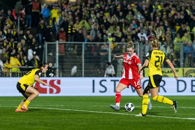 DFB Pokal der Frauen, Borussia Dortmund FC Bayern München 29 09 2025 duel Alara Sehitler FC Bayern München, 14 , Frederike Kempe Borussia Dortmund, 21 DFB Pokal der Frauen, Borussia Dortmund FC Bayern München Dortmund, Stadion Rote Erde am 29 09 2025 DFB REGULATIONS PROHIBIT ANY USE OF PHOTOGRAPHS AS IMAGE SEQUENCES AND OR QUASI VIDEO Copyright: xBEAUTIFULxSPORTS Wunderlx
