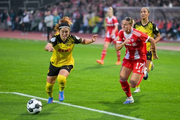 Soccer, Womens DFB Cup, 20250929, BV Borussia Dortmund 09 FC Bayern Munich Pictured from l Sara ITO Dortmund, 14 , Klara BÜHL Bayern, 17 duel ball penalty area Dortmund Stadion Rote Erde North Rhine-Westphalia Germany Copyright: Passion2Press MarkusxFischerx