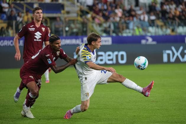 September 29, 2025, Parma, Italy: Parma™s Gaetano Oristanio in action against Torino™s Valentino Lazaro during the italian soccer Serie A match between Parma Calcio vs Torino FC on september 29, 2025 at the Stadio Ennio Tardini in Parma, Italy. ANSA . Soccer: Serie A; Parma Vs Torino  - ZUMAa110 20250929_zaf_a110_027 Copyright: xLorenzoxCattanix