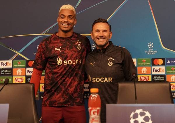 Galatasaray head coach Okan Buruk and Midfield Mario Lemina (L) speaks during a press conference, PK, Pressekonferenz at Rams Park Stadium in Istanbul, ahead of the UEFA Champions League match against Liverpool , Istanbul, Turkey September 29, 2025. ( Photo by Seskimphoto ) Istanbul Turkey Istanbul Turkey Copyright: xSeskimphotox Okan_Buruk_290925 (42)