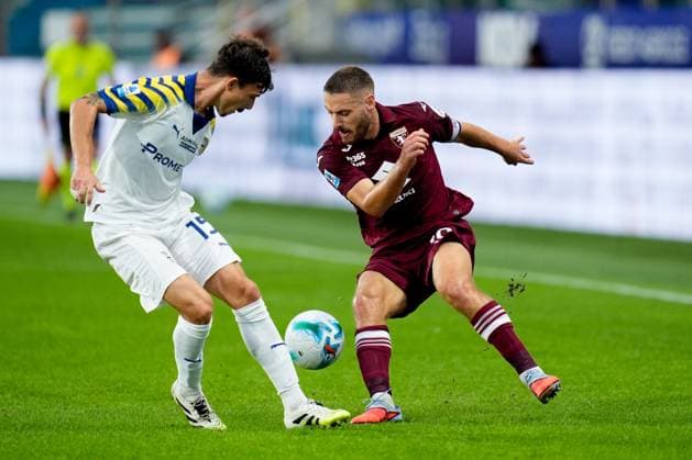 Parma Calcio v Torino FC - Serie A Enilive Enrico Delprato of Parma Calcio 1913 and Nikola Vlasic of Torino FC compete for the ball during the Serie A Enilive match between Parma Calcio and Torino FC at Stadio Ennio Tardini on September 29, 2025 in Parma, Italy. Parma Stadio Ennio Tardini Emilia Romagna Italy Copyright: xGiuseppexMaffiax 250929_SerieA_Parma-Torino_GM_0972
