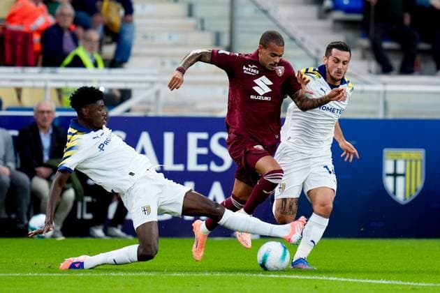 Parma Calcio v Torino FC - Serie A Enilive Abdoulaye Ndiaye of Parma Calcio 1913 and Cyril Ngonge of Torino FC compete for the ball during the Serie A Enilive match between Parma Calcio and Torino FC at Stadio Ennio Tardini on September 29, 2025 in Parma, Italy. Parma Stadio Ennio Tardini Emilia Romagna Italy Copyright: xGiuseppexMaffiax 250929_SerieA_Parma-Torino_GM_9408