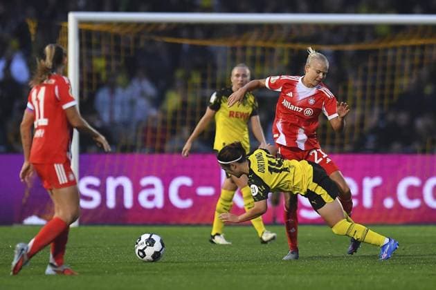 Borussia Dortmund Bayern Munich FOR EDITORIAL PURPOSES ONLY EDITORIAL USE ONLY p Soccer Women DFB Cup 1 Round Borussia Dortmund Bayern Munich on 29 09 2025 at Stadion Rote Erde in Dortmund Sara Ito Borussia Dortmund , below Pernille Harder Bayern Munich , above Germany North Rhine Westphalia Dortmund Copyright ThorstenxTillmann Copyright: ThorstenxTillmann doc82lt18t6c3cejq4wcgo ,EDITORIAL USE ONLY Copyright: ThorstenxTillmann