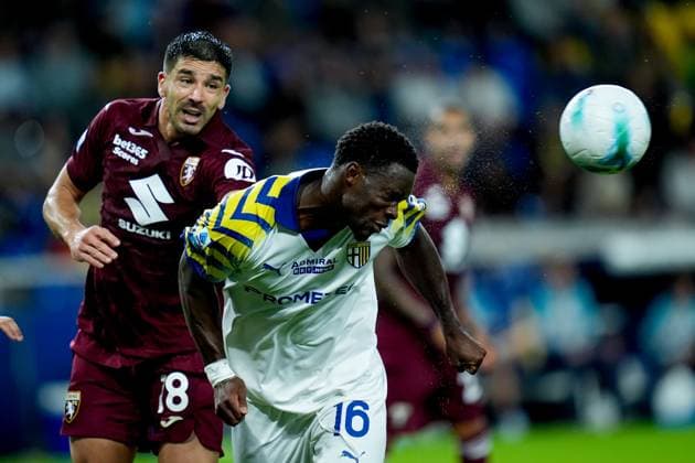 Parma Calcio v Torino FC - Serie A Enilive Mandela Keita of Parma Calcio 1913 and Giovanni Simeone of Torino FC compete for the ball during the Serie A Enilive match between Parma Calcio and Torino FC at Stadio Ennio Tardini on September 29, 2025 in Parma, Italy. Parma Stadio Ennio Tardini Emilia Romagna Italy Copyright: xGiuseppexMaffiax 250929_SerieA_Parma-Torino_GM_2607