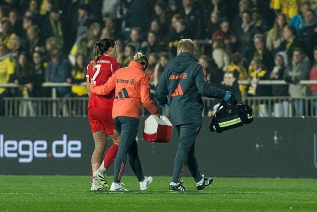 DFB Pokal der Frauen, Borussia Dortmund FC Bayern München 29 09 2025 Vanessa Gilles FC Bayern München, 2 must be escorted off the pitch with an injury DFB Pokal der Frauen, Borussia Dortmund FC Bayern München Dortmund, Stadion Rote Erde am 29 09 2025 DFB REGULATIONS PROHIBIT ANY USE OF PHOTOGRAPHS AS IMAGE SEQUENCES AND OR QUASI VIDEO Copyright: xBEAUTIFULxSPORTS Wunderlx