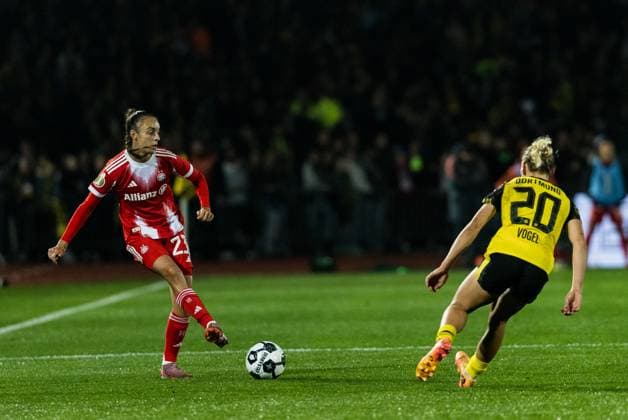 DFB Pokal der Frauen, Borussia Dortmund FC Bayern München 29 09 2025 duel Natalia Padilla Bidas FC Bayern München, 23 , Ann Sophie Vogel Borussia Dortmund, 20 DFB Pokal der Frauen, Borussia Dortmund FC Bayern München Dortmund, Stadion Rote Erde am 29 09 2025 DFB REGULATIONS PROHIBIT ANY USE OF PHOTOGRAPHS AS IMAGE SEQUENCES AND OR QUASI VIDEO Copyright: xBEAUTIFULxSPORTS Wunderlx