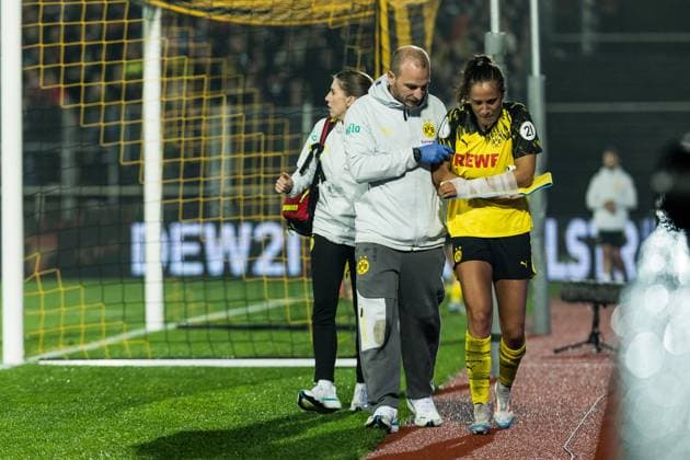 DFB Pokal der Frauen, Borussia Dortmund FC Bayern München 29 09 2025 Jenske Steenwijk Borussia Dortmund, 3 must be escorted off the pitch injured DFB Pokal der Frauen, Borussia Dortmund FC Bayern München Dortmund, Stadion Rote Erde on 29 09 2025 DFB REGULATIONS PROHIBIT ANY USE OF PHOTOGRAPHS AS IMAGE SEQUENCES AND OR QUASI VIDEO Copyright: xBEAUTIFULxSPORTS Wunderlx