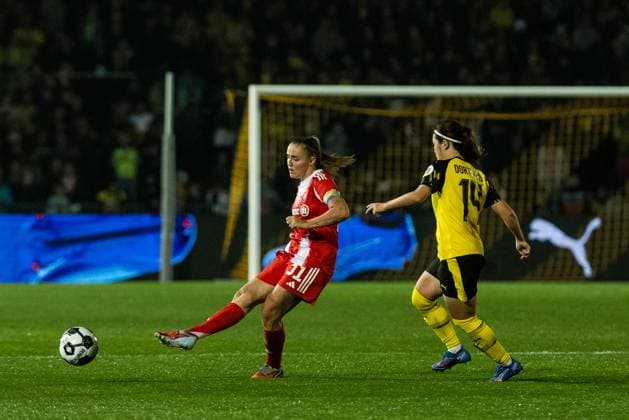 DFB Pokal der Frauen, Borussia Dortmund FC Bayern München 29 09 2025 duel Georgia Stanway FC Bayern München, 31 , Sara Ito Borussia Dortmund, 14 DFB Pokal der Frauen, Borussia Dortmund FC Bayern München Dortmund, Stadion Rote Erde am 29 09 2025 DFB REGULATIONS PROHIBIT ANY USE OF PHOTOGRAPHS AS IMAGE SEQUENCES AND OR QUASI VIDEO Copyright: xBEAUTIFULxSPORTS Wunderlx