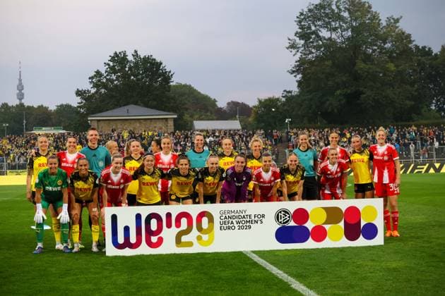 Dortmund, Germany 29 September 2025 DFB Pokal Women 2025 2026 Borussia Dortmund vs FC Bayern Munich In the picture group photo of the players from FC Bayern and Borussia Dortmund with the banner for the bid for Germany as the venue for the European Championship 2029 DFB regulations prohibit any use of photographs as image sequences and or quasi video Stadion Rote Erde Nordrhein Westfalen Copyright: xFotostandx xFantinix