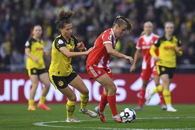 Borussia Dortmund Bayern Munich FOR EDITORIAL PURPOSES ONLY EDITORIAL USE ONLY p Soccer Women DFB Cup 1 Round Borussia Dortmund Bayern Munich on 29 09 2025 at Stadion Rote Erde in Dortmund Jasmin Jabbes Borussia Dortmund , left Georgia Stanway Bayern Munich , right Germany North Rhine Westphalia Dortmund Copyright ThorstenxTillmann Copyright: ThorstenxTillmann doc82ltd9rjyxim3qo4512 ,EDITORIAL USE ONLY Copyright: ThorstenxTillmann