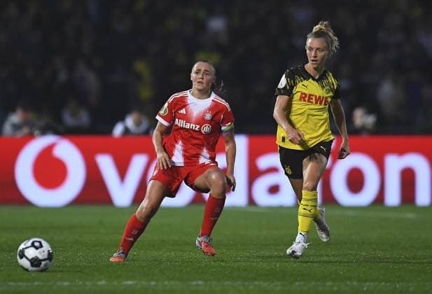 Borussia Dortmund Bayern Munich FOR EDITORIAL PURPOSES ONLY EDITORIAL USE ONLY p Soccer Women DFB Cup 1 Round Borussia Dortmund Bayern Munich on 29 09 2025 at Stadion Rote Erde in Dortmund Georgia Stanway Bayern Munich , left Rita Schumacher Borussia Dortmund , right Germany North Rhine Westphalia Dortmund Copyright ThorstenxTillmann Copyright: ThorstenxTillmann doc82ltdc8ihp4vxm1t4l8 ,EDITORIAL USE ONLY Copyright: ThorstenxTillmann