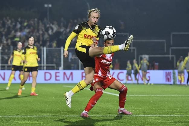 Borussia Dortmund Bayern Munich FOR EDITORIAL PURPOSES ONLY EDITORIAL USE ONLY p Soccer Women DFB Cup 1 Round Borussia Dortmund Bayern Munich on 29 09 2025 at Stadion Rote Erde in Dortmund Paula Reimann Borussia Dortmund , front Arianna Caruso Bayern Munich , back Germany North Rhine Westphalia Dortmund Copyright ThorstenxTillmann Copyright: ThorstenxTillmann doc82ltq80hwpi16r2h8jka ,EDITORIAL USE ONLY Copyright: ThorstenxTillmann