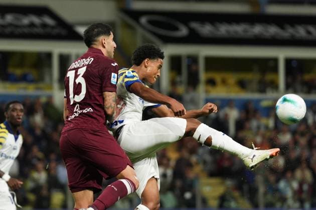 Parma s Sascha Britschgi fights for the ball with Torino s Guillermo Maripan during the Serie A soccer match between Parma and Torino at Ennio Tardini Stadium in Parma, North Italy, Monday, September 29, 2025. Soccer  Copyright: xMassimoxPaolone LaPressex