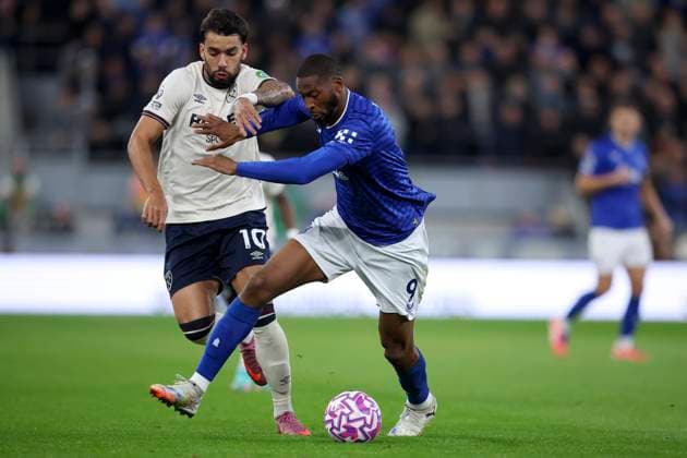 Everton v West Ham United - Premier League Lucas Paqueta of West Ham United and Beto of Everton challenge during the Premier League match between Everton and West Ham United at Hill Dickinson Stadium on September 29, 2025 in Liverpool, England. Liverpool Hill Dickinson Stadium England United Kingdom Copyright: xEdxSykes Sportsphoto APLx 14136557
