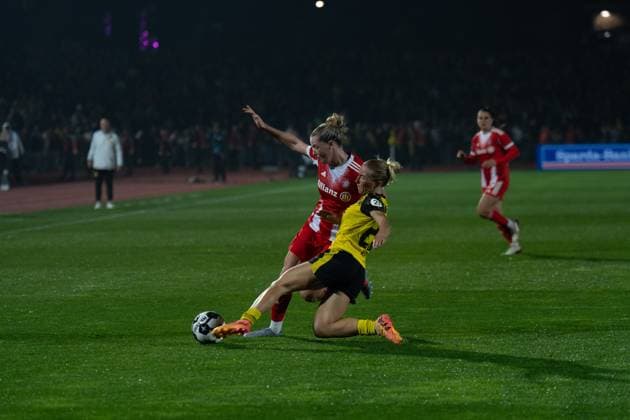 Alara Sehitler (FC Bayern München, 14) and Ann-Sophie Vogel (Borussia Dortmund, 20) during the first round match of the DFB Pokal der Frauen game between Borussia Dortmund and FC Bayern München at Stadion Rote Erde in Dortmund, Germany Copyright: xLeoniexKiehlx xSPPx Sportspressphoto_SPR34757