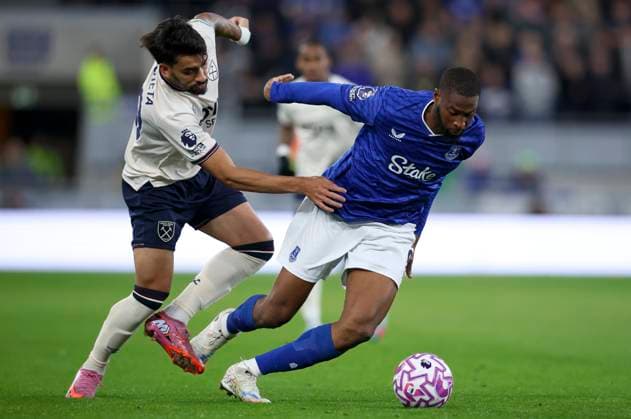 Everton v West Ham United - Premier League Lucas Paqueta of West Ham United and Beto of Everton challenge during the Premier League match between Everton and West Ham United at Hill Dickinson Stadium on September 29, 2025 in Liverpool, England. Liverpool Hill Dickinson Stadium England United Kingdom Copyright: xEdxSykes Sportsphoto APLx 14136558