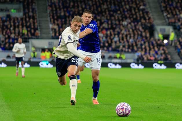 Everton v West Ham United Premier League 29 09 2025. Jarrod Bowen (20) of West Ham United is chased by Vitaliy Mykolenko (16) of Everton during the Premier League match between Everton and West Ham United at Hill Dickinson Stadium, Liverpool, England on 29 September 2025. Liverpool Hill Dickinson Stadium Merseyside England Editorial use only DataCo restrictions apply See www.football-dataco.com , Copyright: xConorxMolloyx PSI-22937-0039