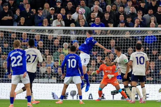 Sport Bilder des Tages Everton v West Ham United Premier League 29 09 2025. Michael Keane (5) of Everton scores with a header to make it 1-0 during the Premier League match between Everton and West Ham United at Hill Dickinson Stadium, Liverpool, England on 29 September 2025. Liverpool Hill Dickinson Stadium Merseyside England Editorial use only DataCo restrictions apply See www.football-dataco.com , Copyright: xConorxMolloyx PSI-22937-0042
